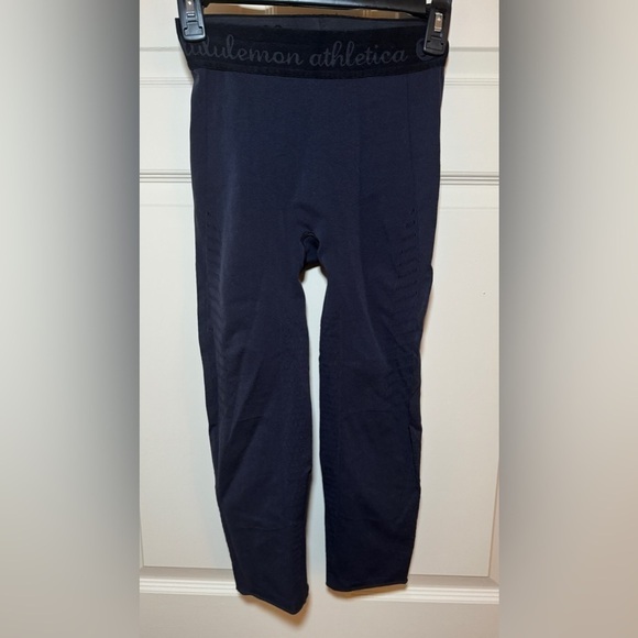 Lululemon Seamless Logo Waistband Vented Crop 21” Navy Size M - Picture 2 of 4